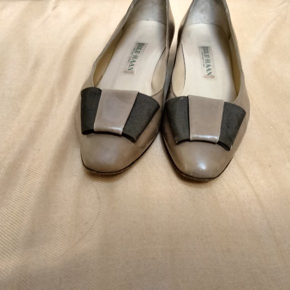 VINTAGE GENTLE & CLASSY USED COLE HANN BOW WEDGE PUMP SHOES 7B - TAN LEATHER - Picture 3 of 6